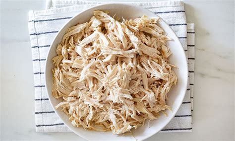 Pechuga de pollo desmenuzada y salchichas cortadas