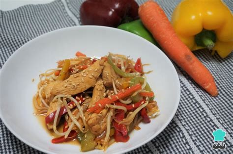 Chop Suey de pollo con fideos y churritos