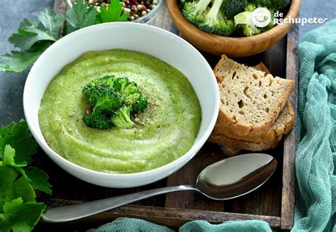 Brócoli fresco y otros ingredientes para la crema