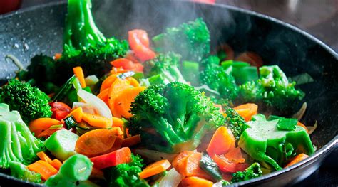 Proceso de rehogado de verduras en una sartén
