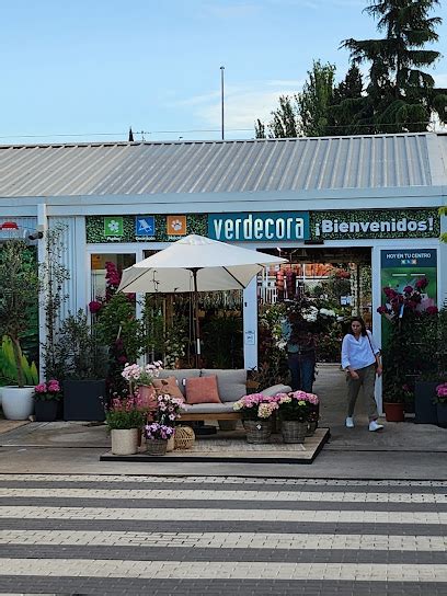 Tienda de jardinería Verdecora con plantas y accesorios