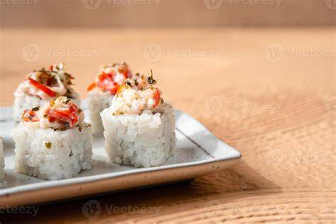 Sushi con arroz avinagrado e ingredientes variados