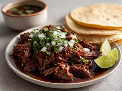 Mesa con una variedad de platos de barbacoa listos para servir