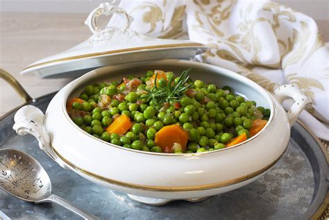Guisantes a la francesa con zanahorias y cebolla
