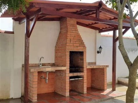 Detalle de ladrillo refractario en una barbacoa de obra