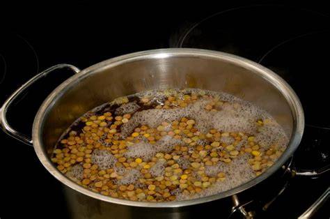 Lentejas quemadas en una olla