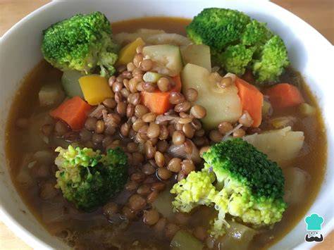 Plato de lentejas con verduras y aceite de oliva