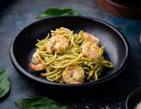 Espaguetis con pesto y langostinos
