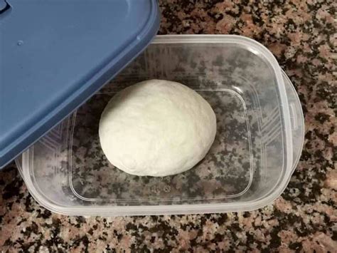 Masa de coca tovada leudando en un bol