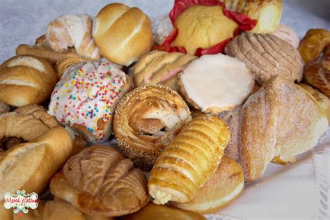 Surtido de panes y pasteles en una panadería tradicional