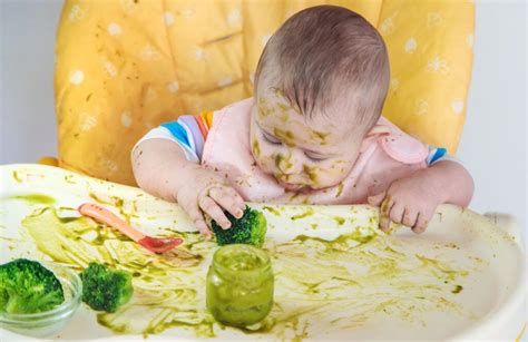 Bebé explorando diferentes texturas de comida