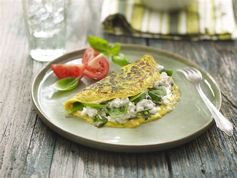 Tortilla de trigo rellena con huevos, espinacas y queso