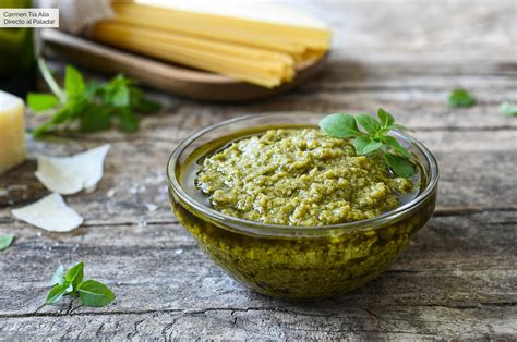 Pesto casero recién hecho con albahaca y piñones