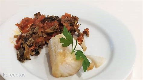Preparación del sofrito de puerros y bacalao