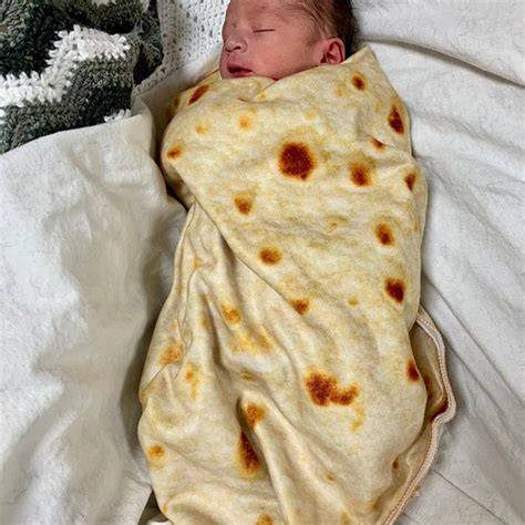 Bebé envuelto en una cobija de tortilla