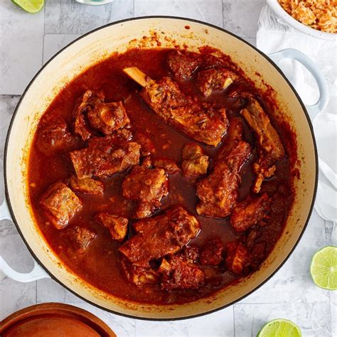 Costillas de cerdo horneándose con salsa de achiote