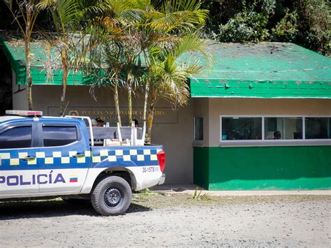 Policía cubana en una subestación