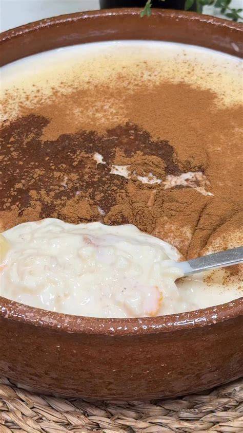 Arroz con leche recién hecho en cuencos individuales