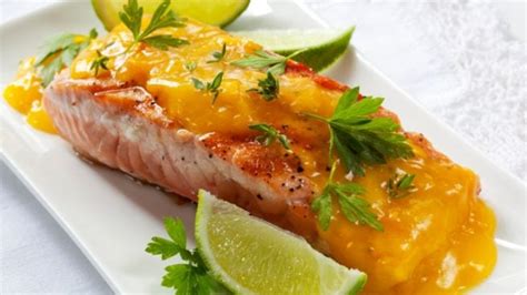 Salmón fresco en un plato con mango y coco