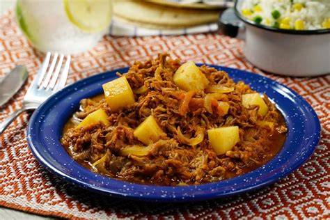 Guiso de carne deshebrada con papas