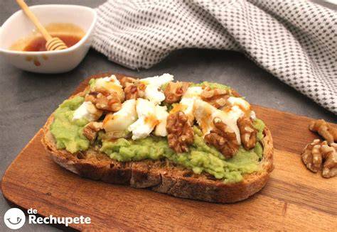 Tostada de aguacate con queso de cabra, nueces y miel