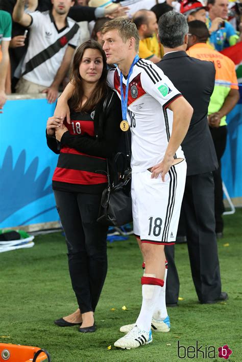Toni Kroos y Jessica Kroos en un evento público