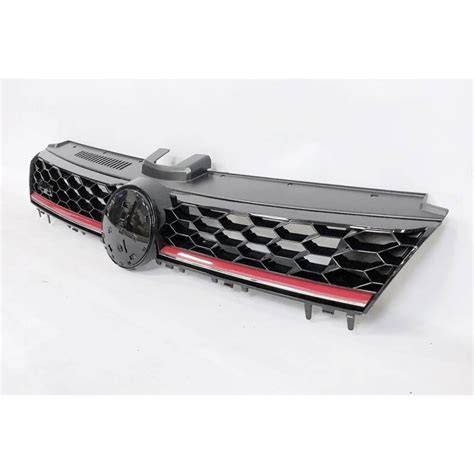 Parrilla delantera de un Volkswagen Golf 7 recién instalada