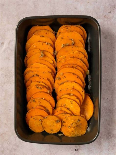 Boniatos al horno en una bandeja