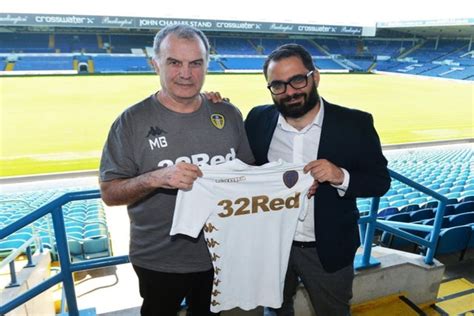 Víctor Orta celebrando el ascenso del Leeds United