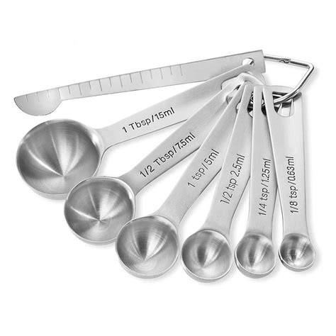 Variedad de cucharas medidoras y de cubertería