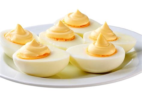 Plato de Oeufs Mayonnaise con huevos cocidos, mayonesa y crudités