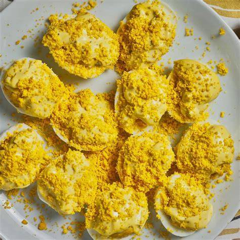 Huevos mimosa decorados con yema rallada