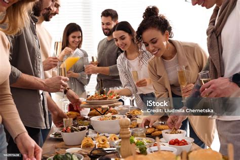 Interior de Bloome by Sasha con personas disfrutando del brunch