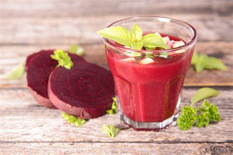 Gazpacho de remolacha servido en un vaso con hielo