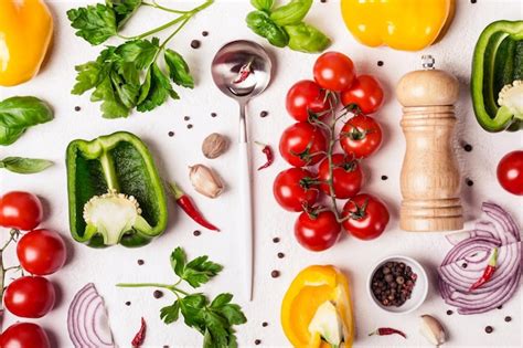 Tabla de cortar con vegetales frescos listos para el gazpacho
