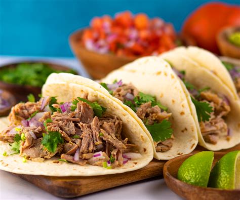 Taco de carnitas con cebolla, cilantro y salsa
