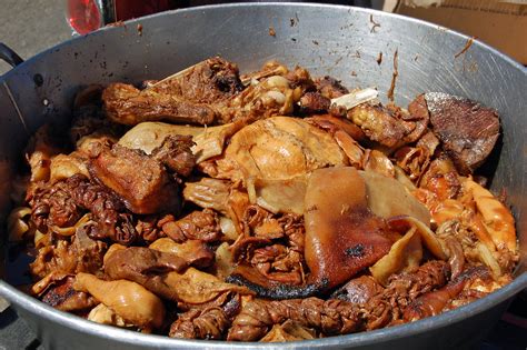 Buche de cerdo en un puesto de carnitas