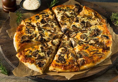 Pizza de brócoli y champiñones lista para servir