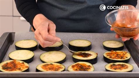 Proceso de montaje de las mini pizzas de berenjena