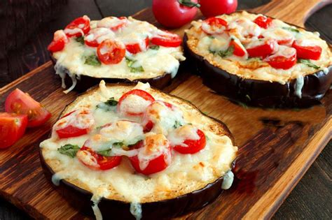 Variantes de mini pizzas de berenjena con diferentes ingredientes