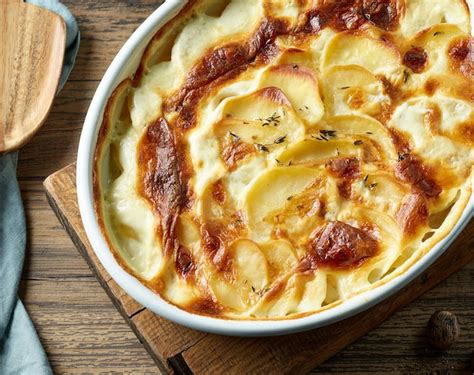 Patatas gratinadas recién horneadas