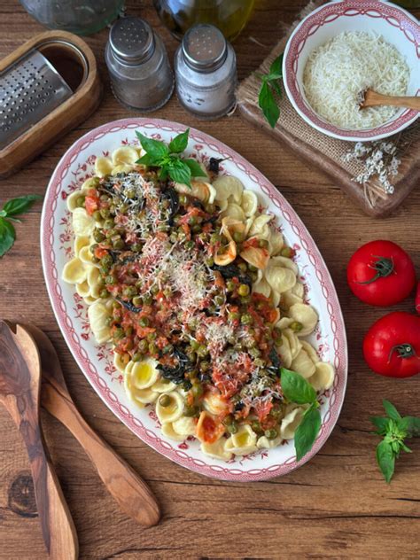 Plato de orecchiette con tomate y verduras frescas