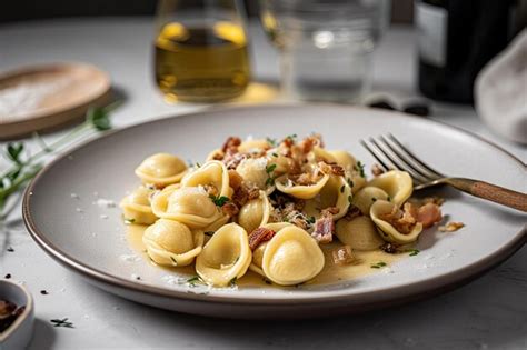 Plato de orecchiette con chorizo y aceitunas