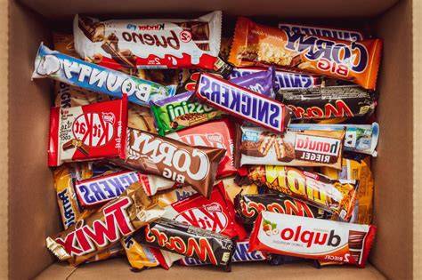 Variedad de chocolates y dulces de diferentes países