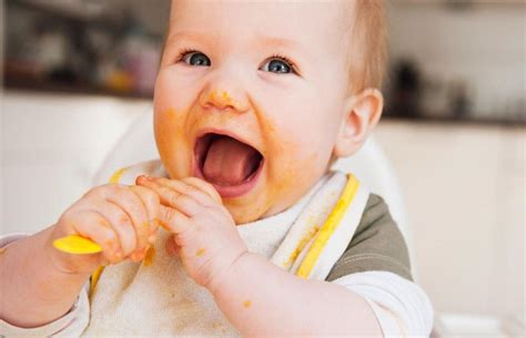 Bebé comiendo papilla