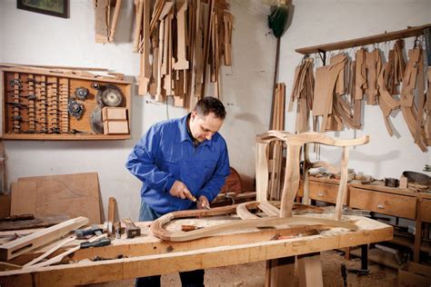 Muestra de una fábrica de muebles clásicos, con artesanos trabajando la madera