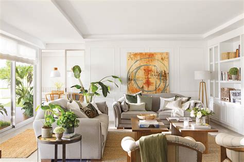 Interior de una casa decorada con muebles clásicos