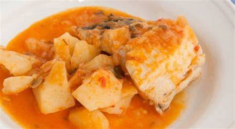 Merluza guisada con patatas y pimientos