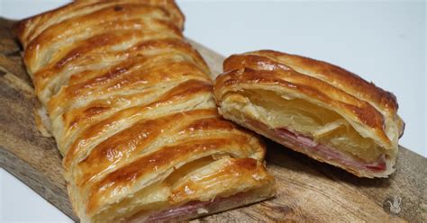 Trenza de hojaldre de jamón y queso recién horneada