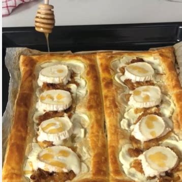 Tarta de hojaldre con queso de cabra y cebolla caramelizada